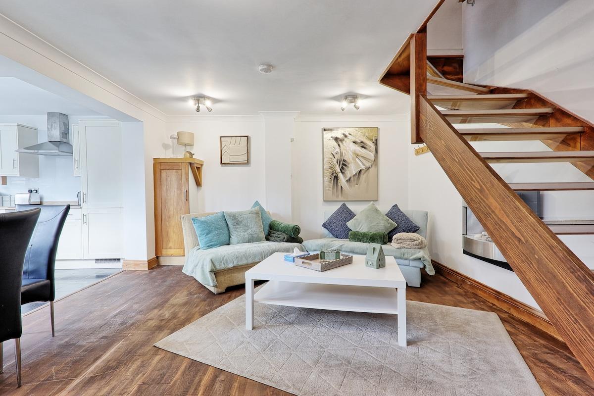 Brentwood Haven | 2BR Retreat & Free Parking1