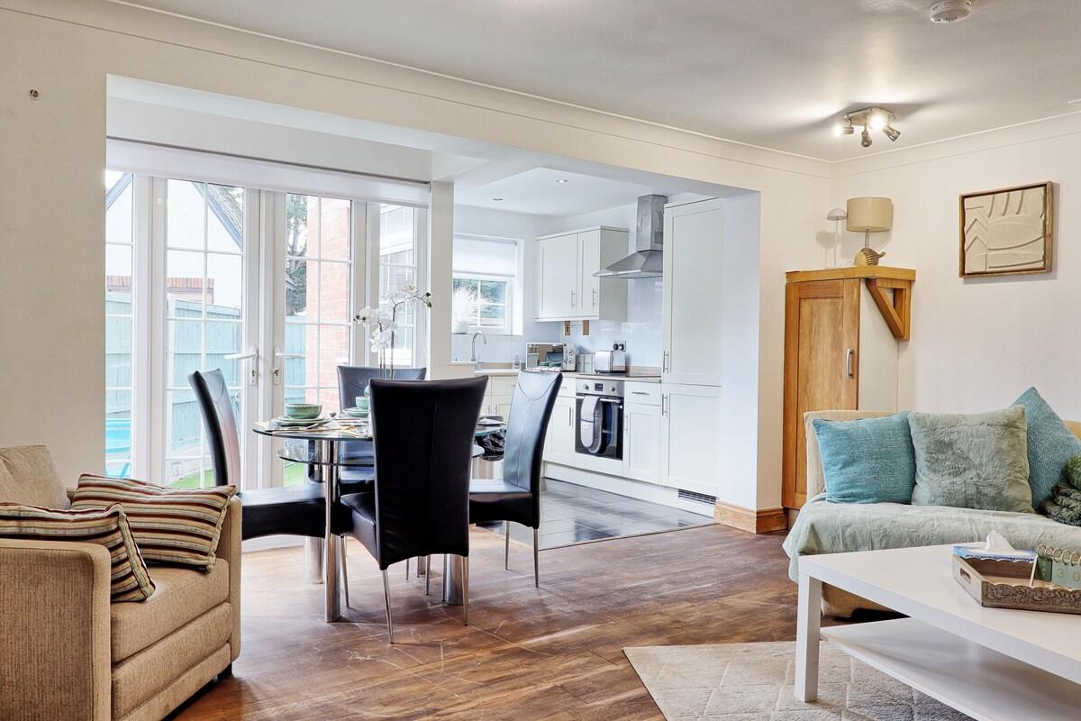 Brentwood Haven | 2BR Retreat & Free Parking6