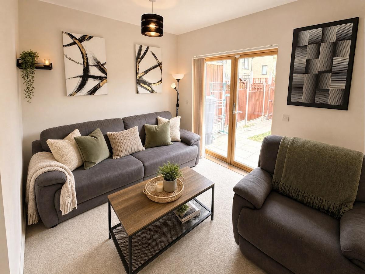 Luxury Garden Home w/ Driveway Parking | Sleeps 43