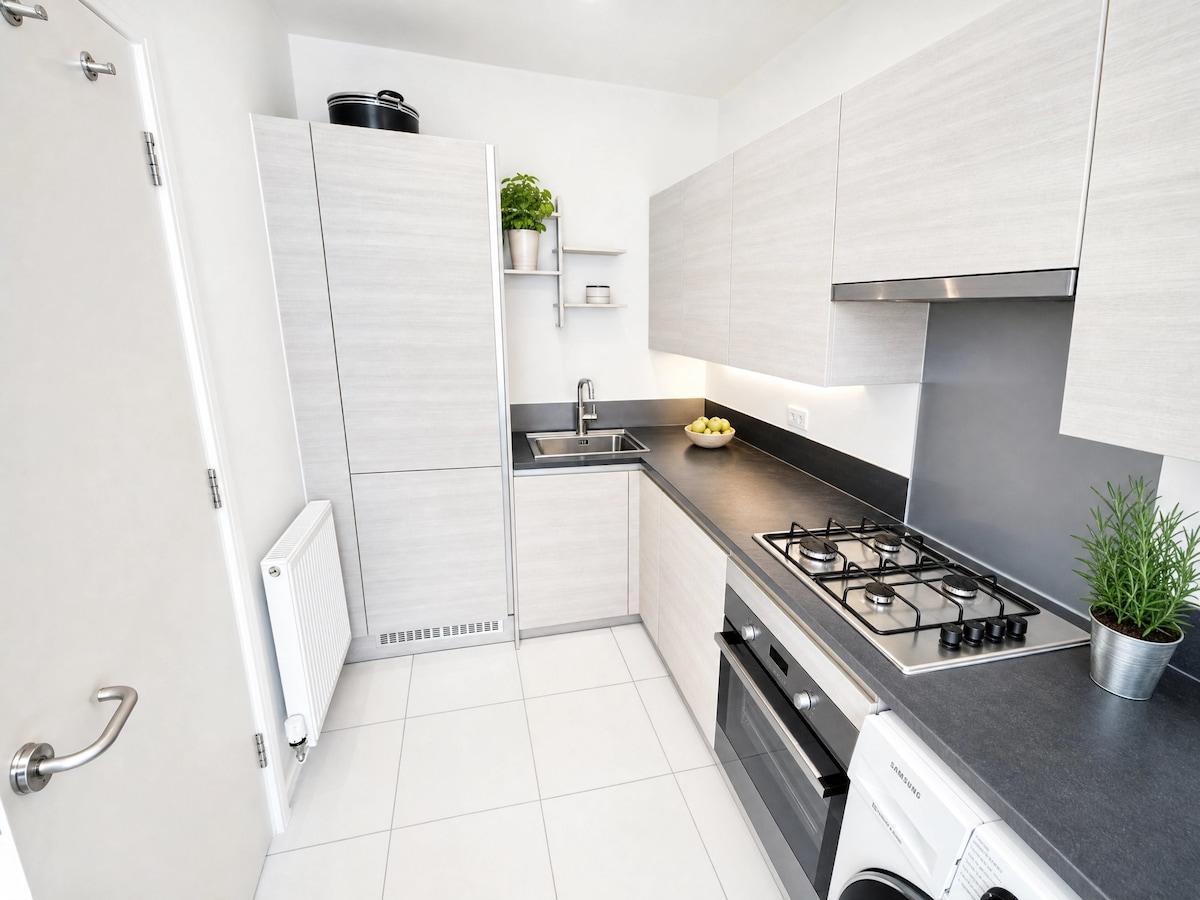 Luxury Garden Home w/ Driveway Parking | Sleeps 44