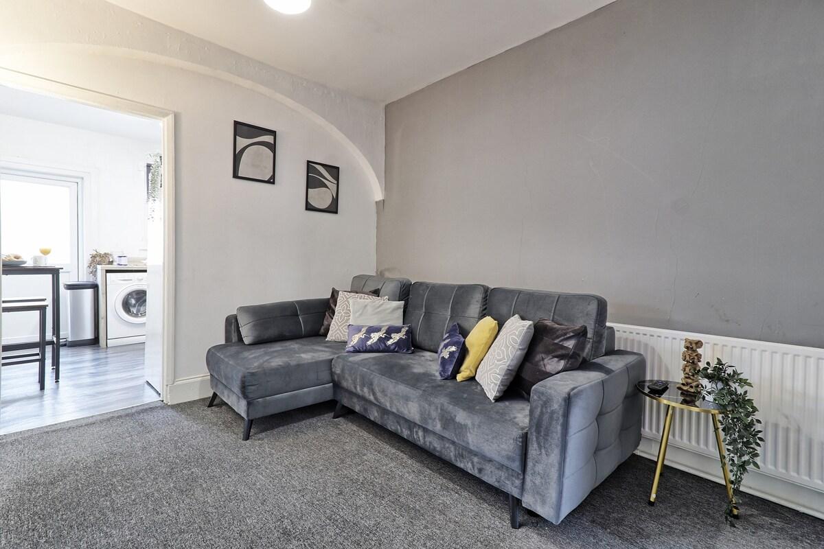 4BR Southend Retreat | Games Room | Sleeps 101