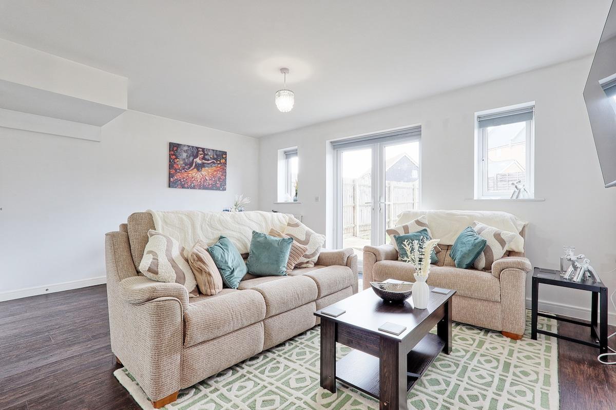 Modern 3BR Stay | Quiet St | Free Parking | WiFi1