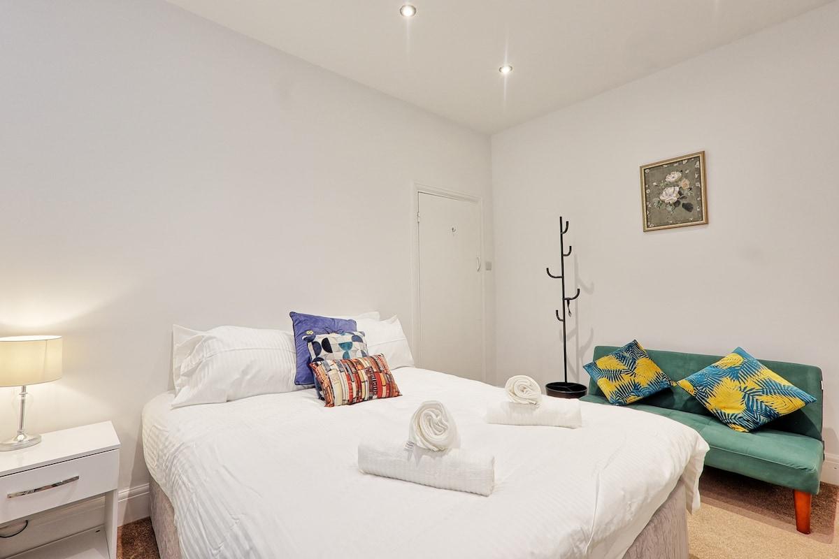 Stylish 3BR Home with Parking | Family Friendly1