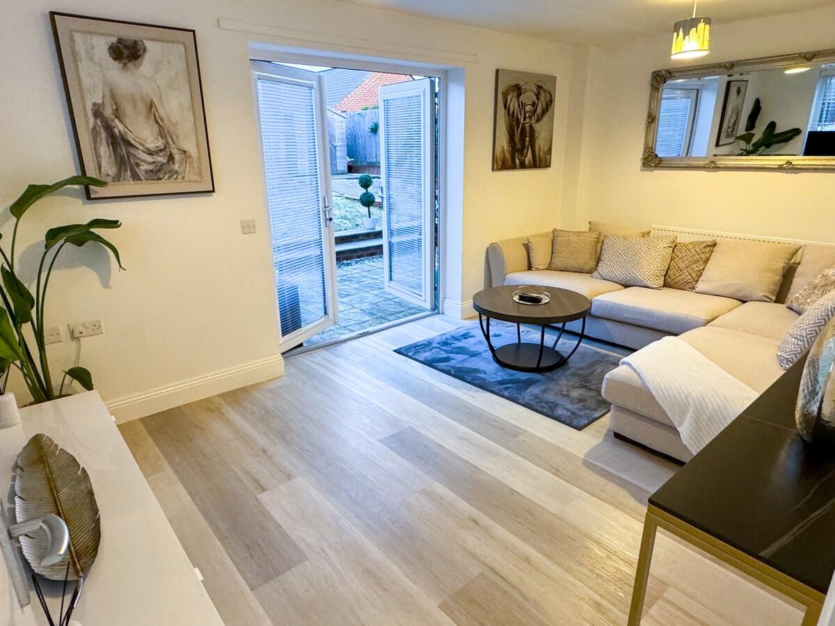 Stylish 3BR House Garden, Parking & Self Check-In