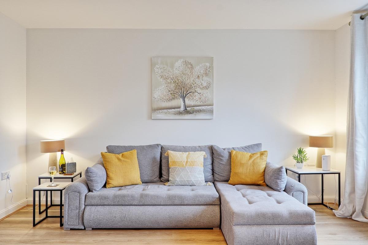 Modern 4BR, Sleep 9 | Parking | Long Stay Welcome