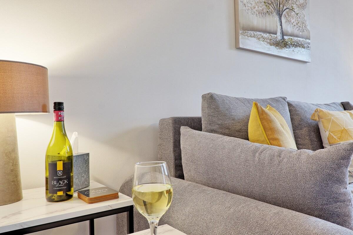 Modern 4BR, Sleep 9 | Parking | Long Stay Welcome2
