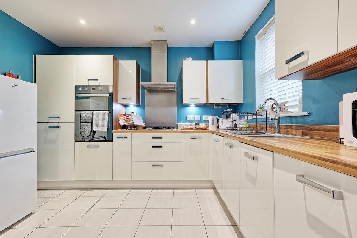 Modern 4BR, Sleep 9 | Parking | Long Stay Welcome5