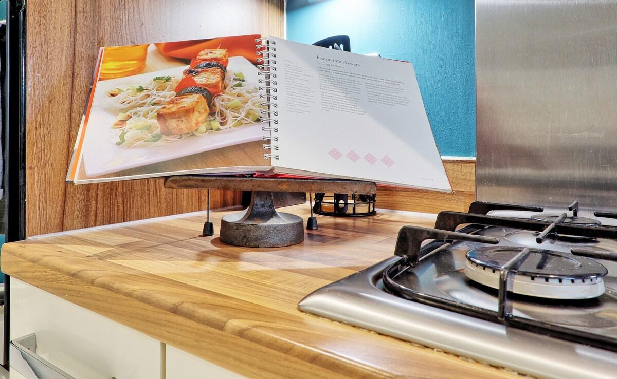 Modern 4BR, Sleep 9 | Parking | Long Stay Welcome6