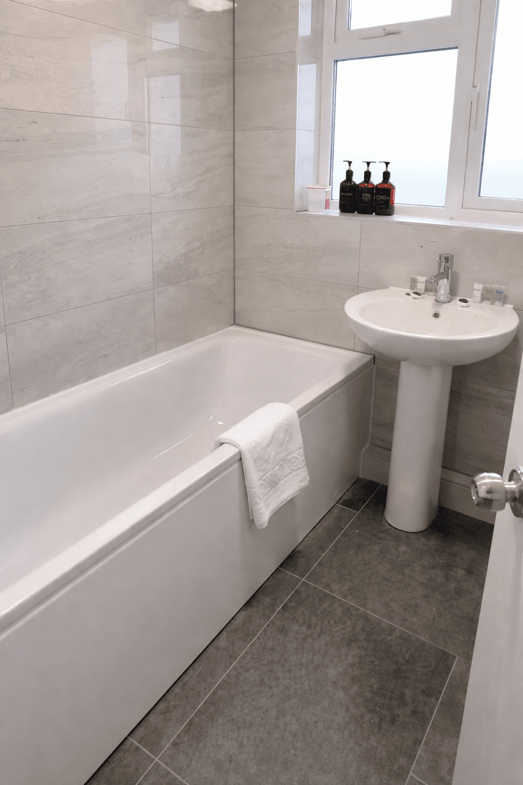 Comfy 3 BD NR Wimbledon with drive and garden3