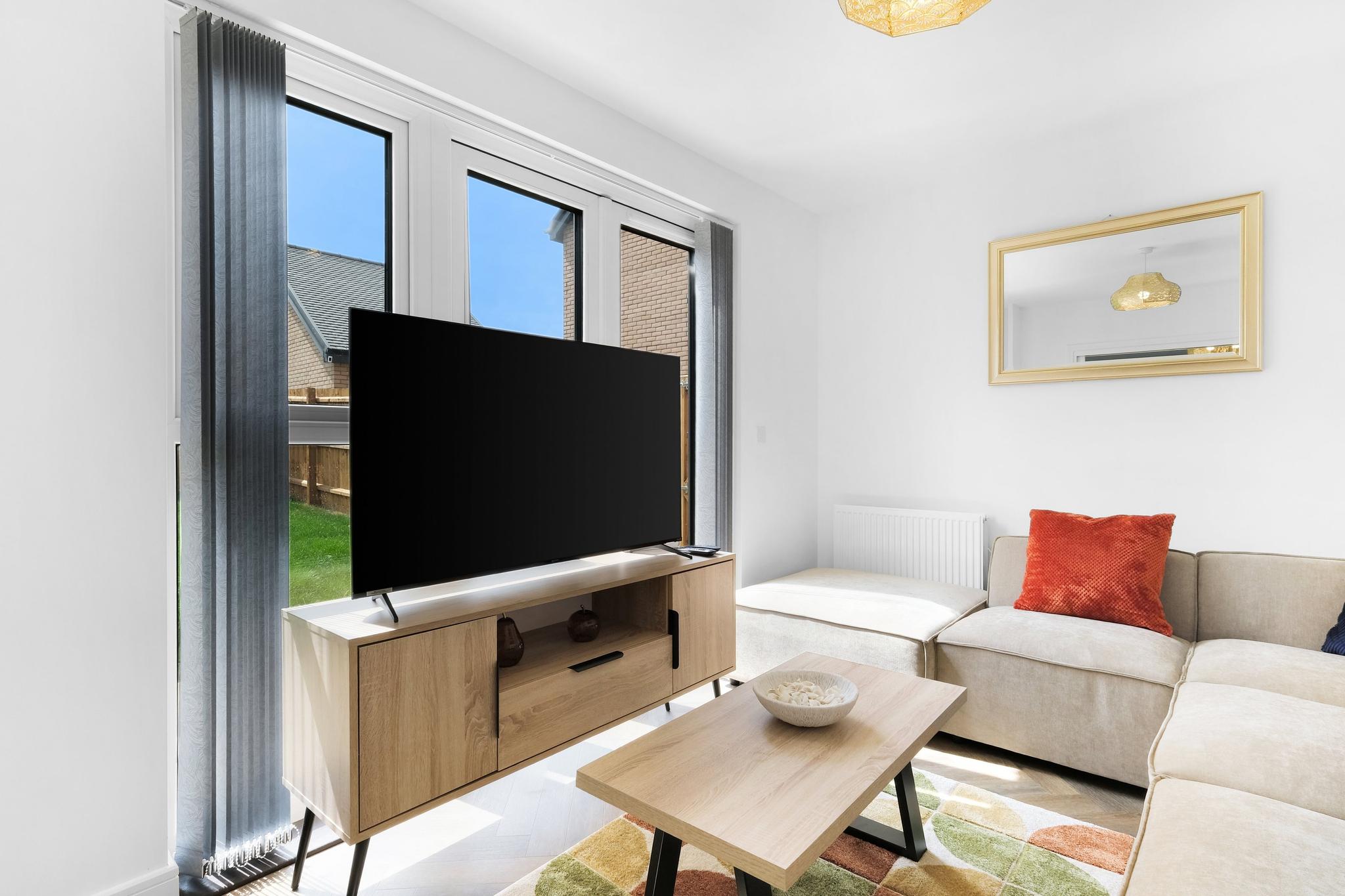 Grand 6-Bed Group House | Garden + Driveway4