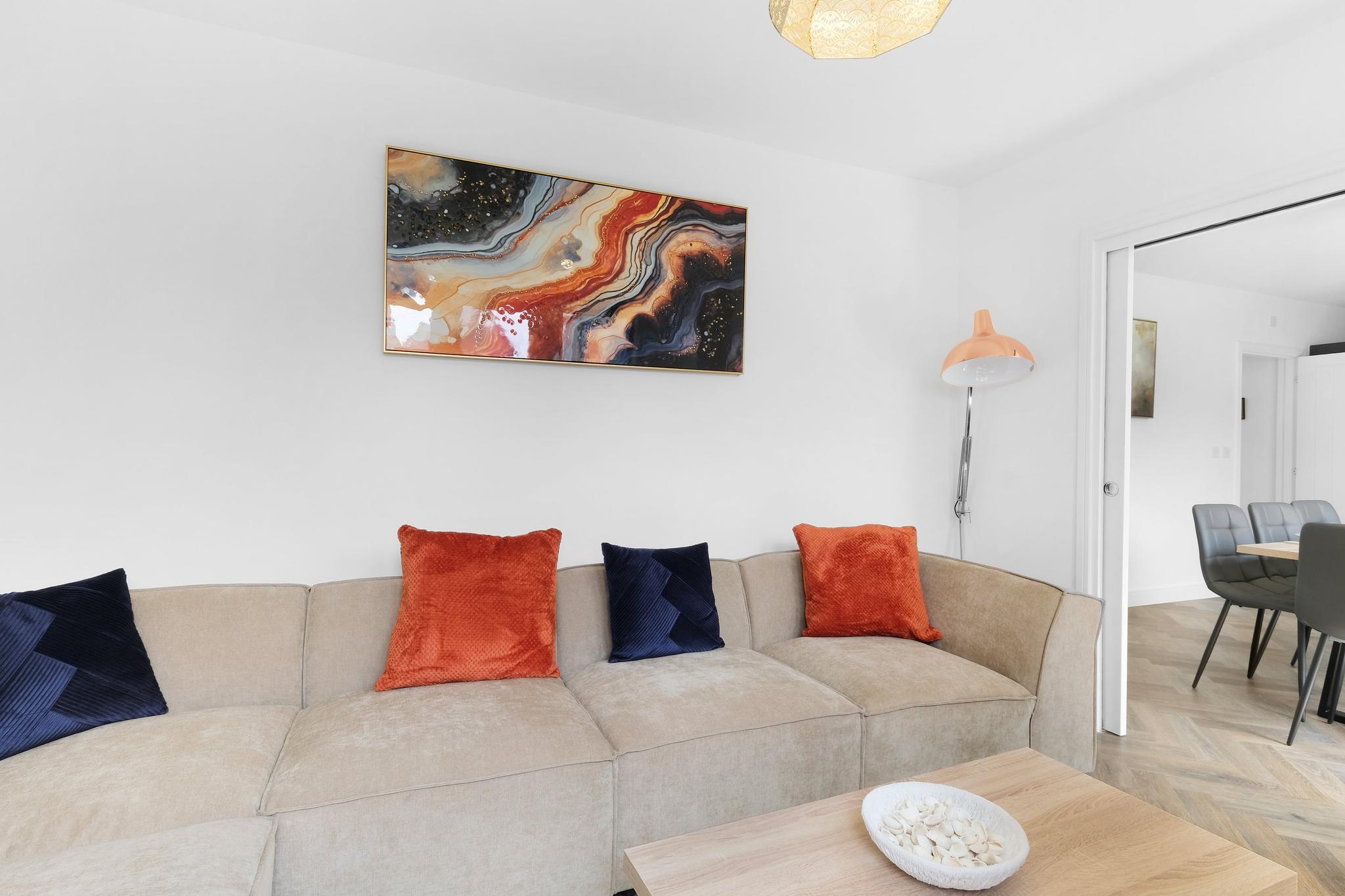 Grand 6-Bed Group House | Garden + Driveway2