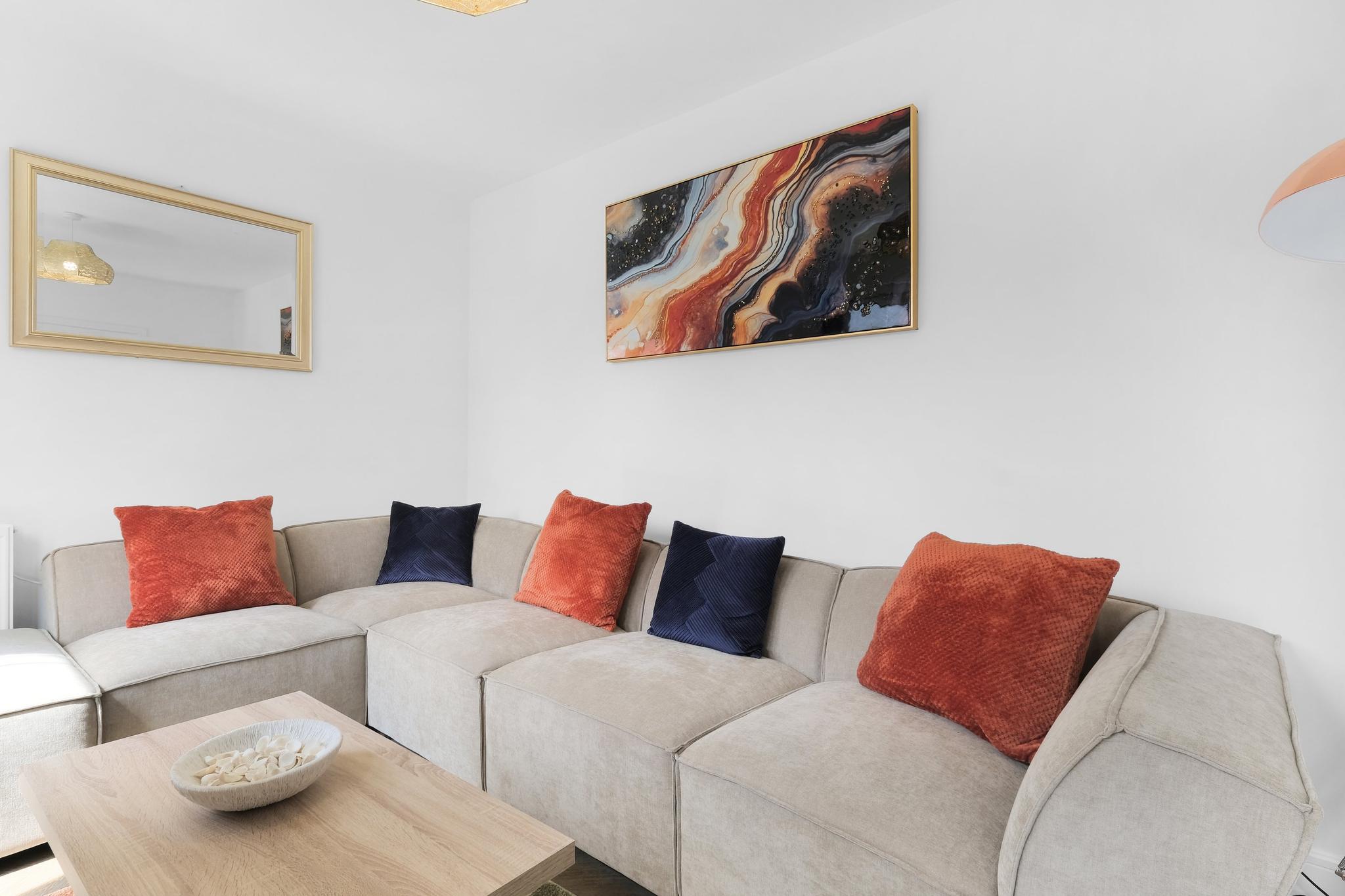 Grand 6-Bed Group House | Garden + Driveway