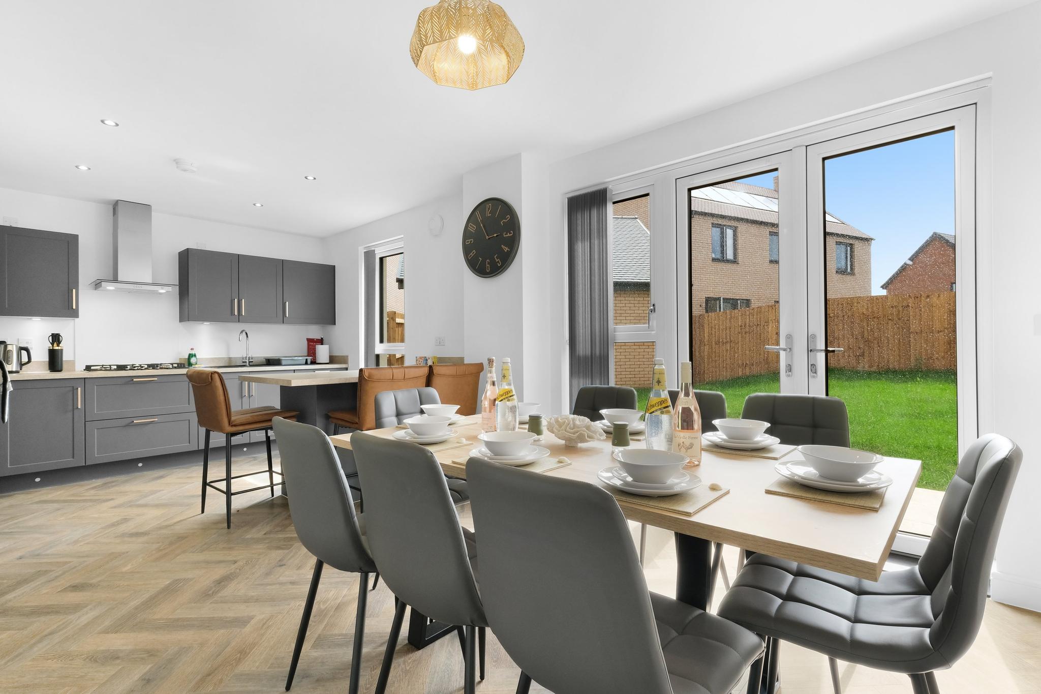 Grand 6-Bed Group House | Garden + Driveway5