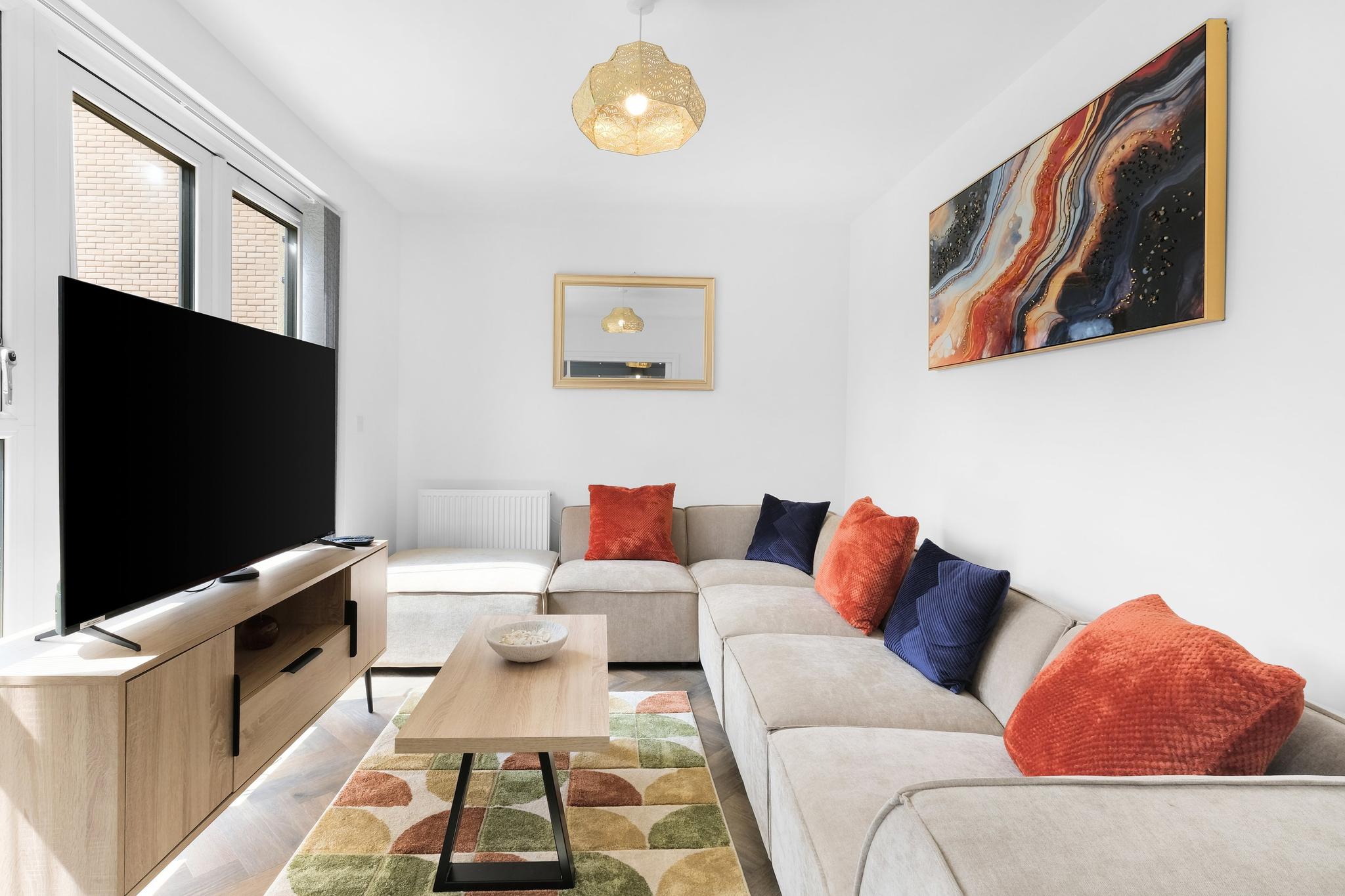 Grand 6-Bed Group House | Garden + Driveway3