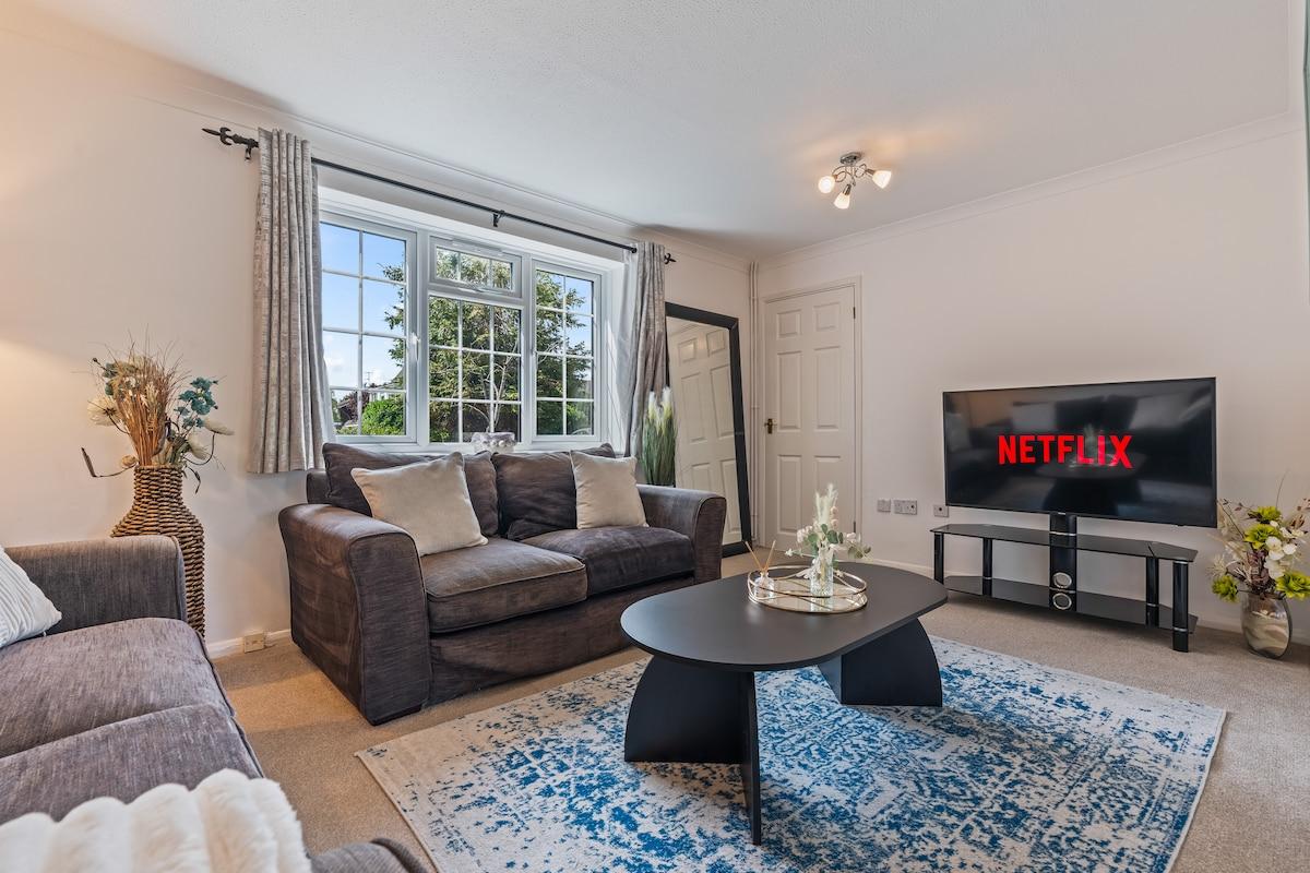 Spacious 5 Bed | 7 beds, Free parking, Sleeps 9