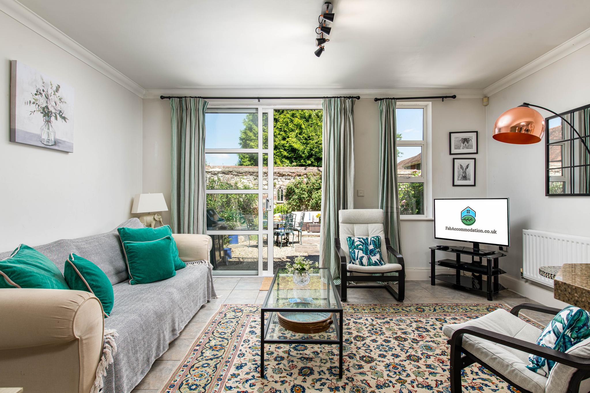 NEW-Stylish Central 4 Bed House-Sleeps 8-Parking