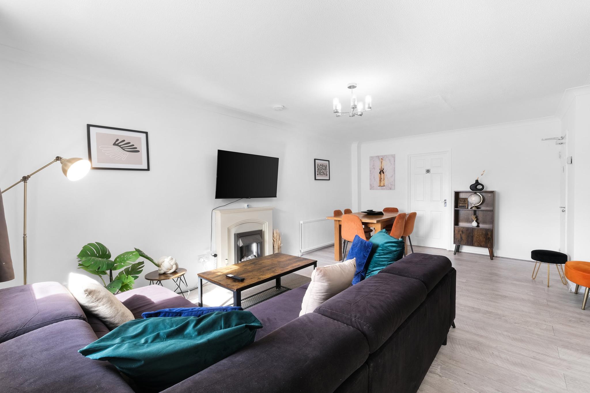 Spacious 8-Bedroom Detached House in Cheshunt2