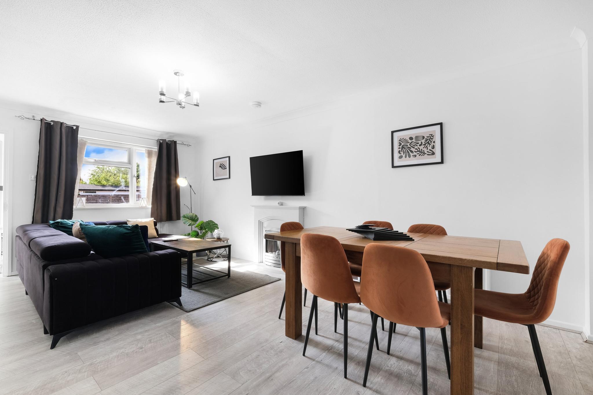 Spacious 8-Bedroom Detached House in Cheshunt1