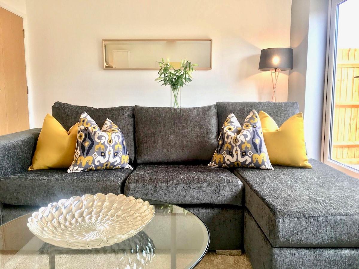 King Bed 1BR | Patio | Oxford Business Park | Pets