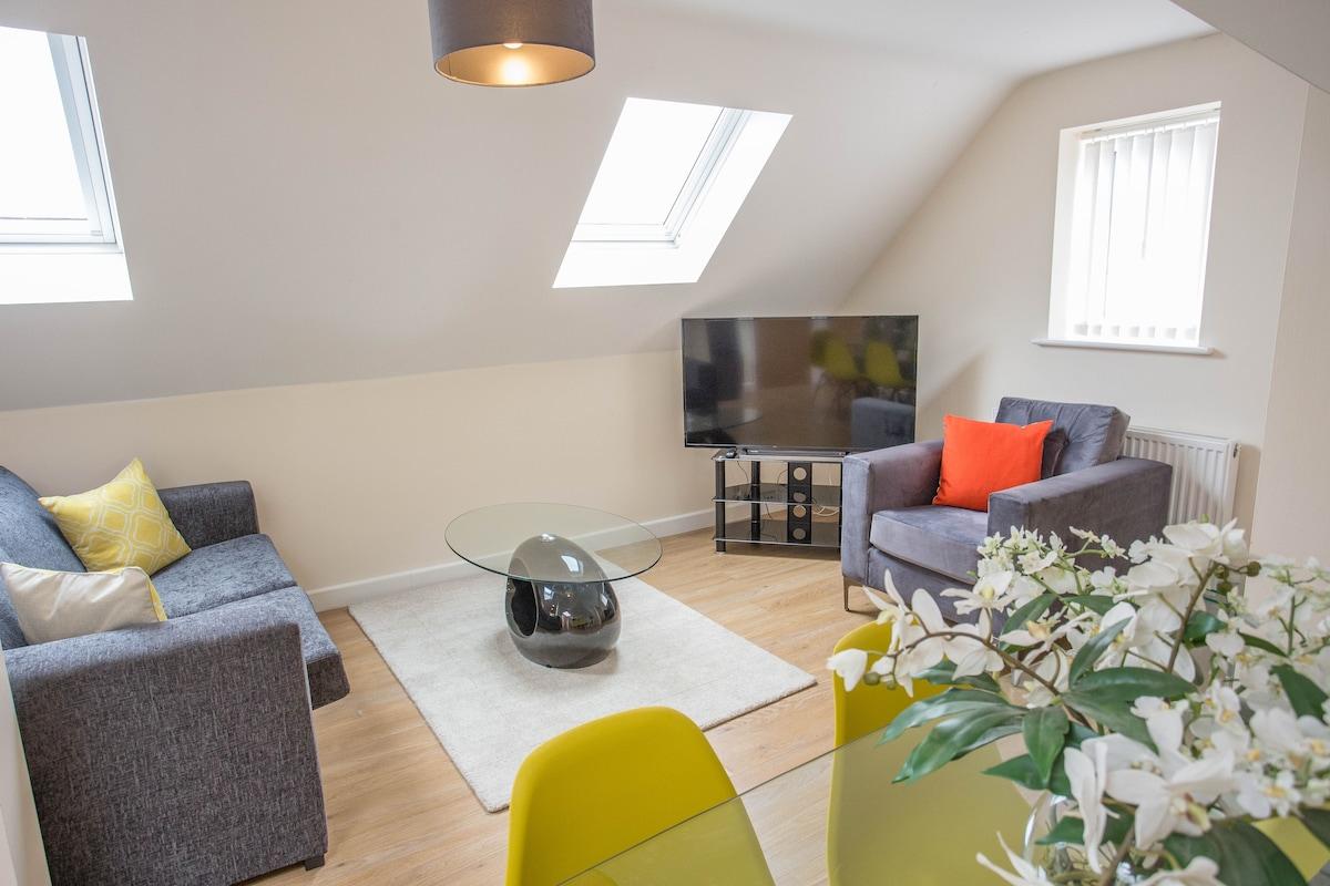 Oxford 2BR Apartment | King Bed |Parking |Bicester