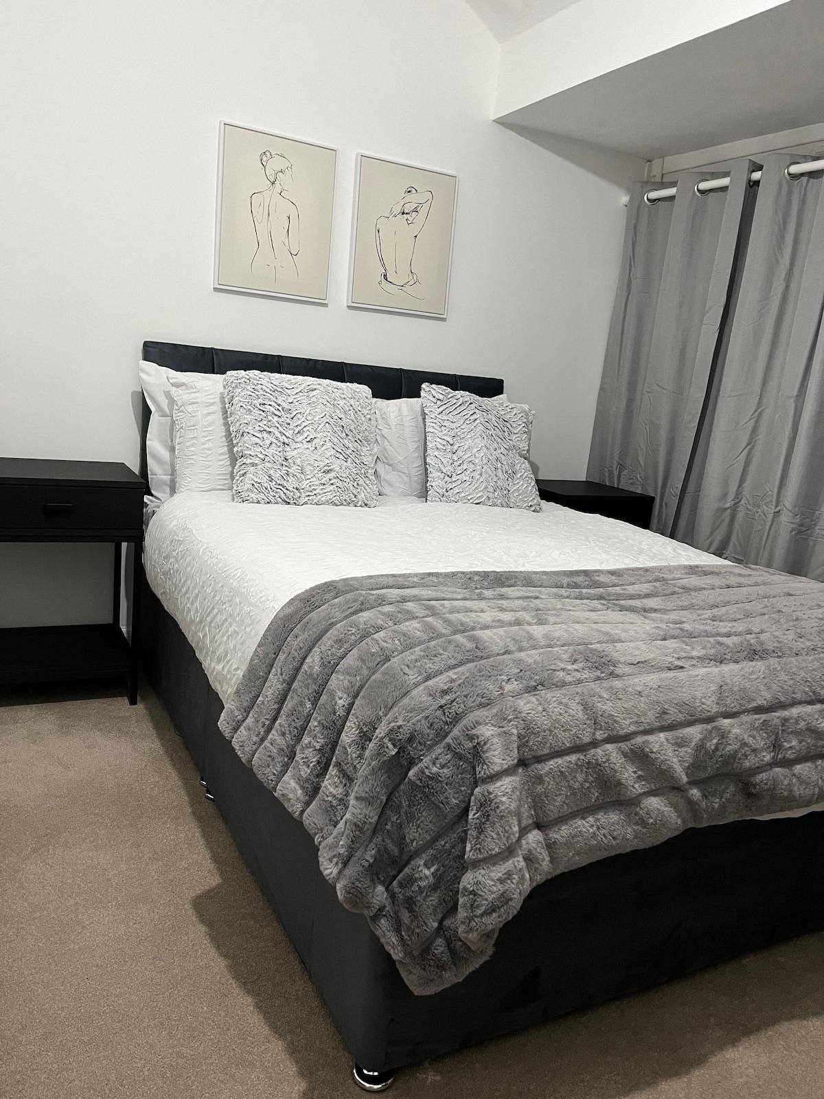 Stylish 3BR Townhouse| Driveway Parking| Fast Wifi
