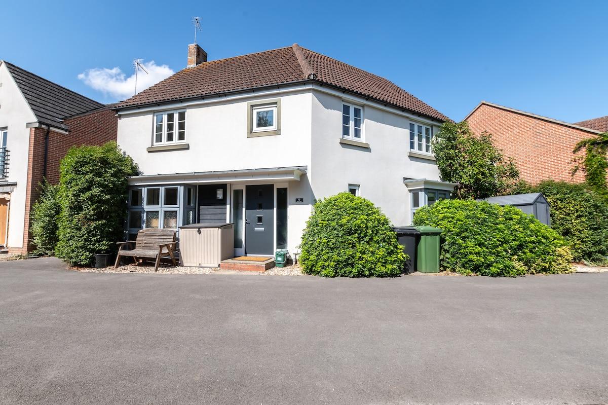 Modern 4 Bed Home | Parking | Near Basingstoke