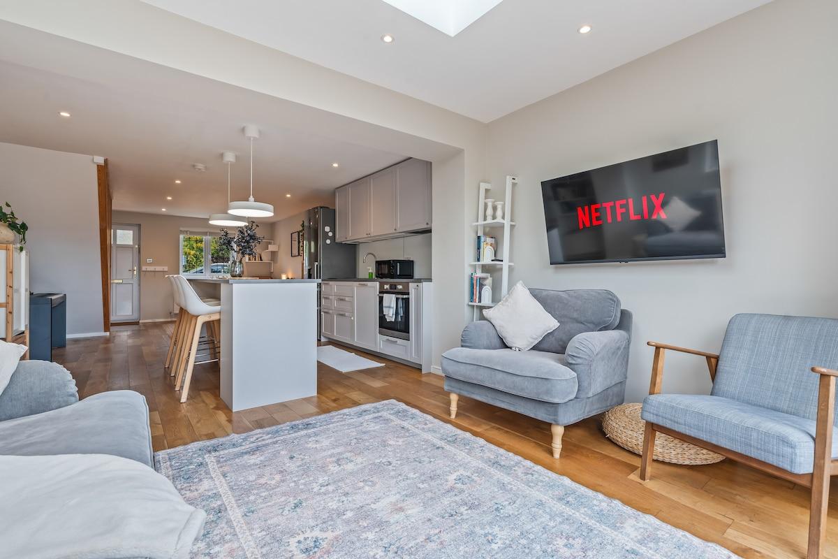 Modern 3 Bed House| Free Parking, Sleeps 53