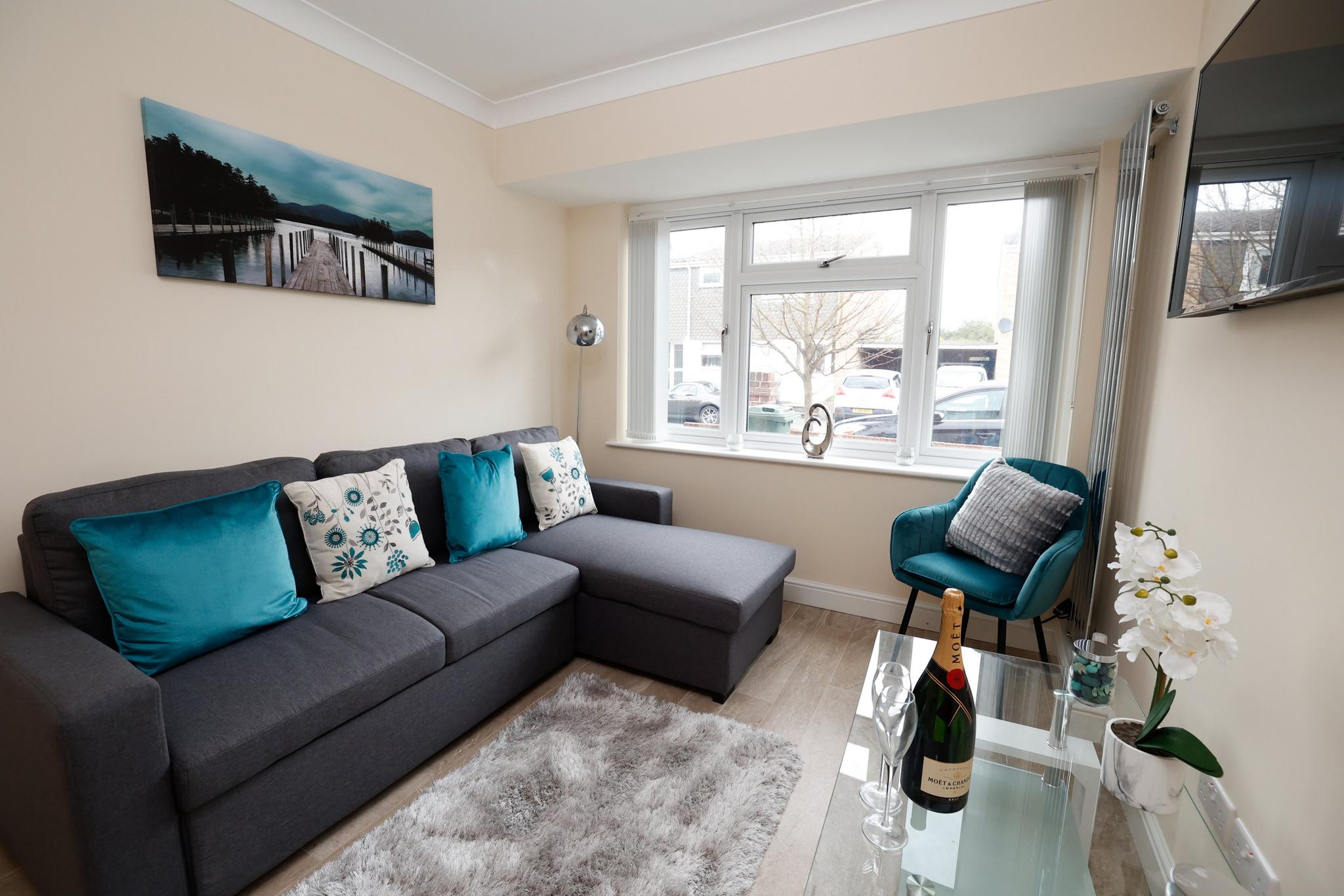 Modern 4-Bed House | Windsor | Driveway + Garden