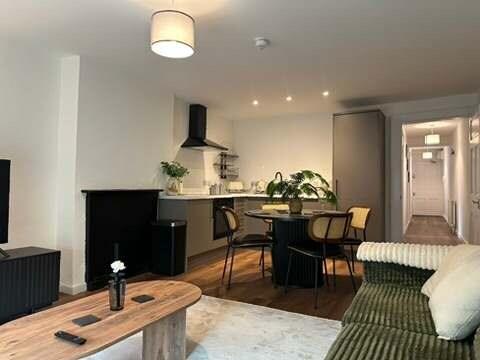 Gorgeous 2BR Apartment in Central Chester3