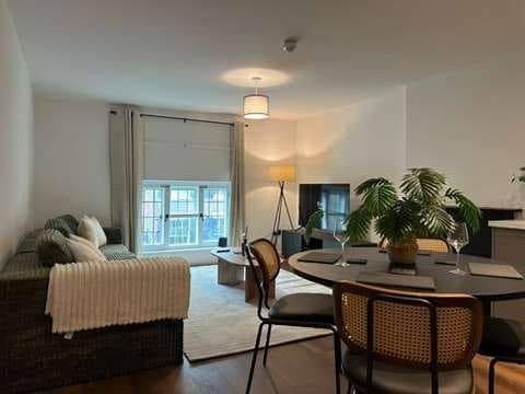 Gorgeous 2BR Apartment in Central Chester4