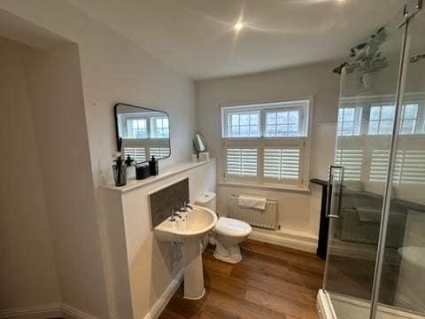 Gorgeous 2BR Apartment in Central Chester5