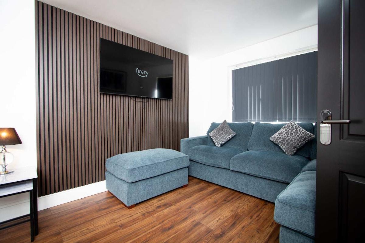 Stylish 2BR Flat in Tyldesley with Parking & Sleep1