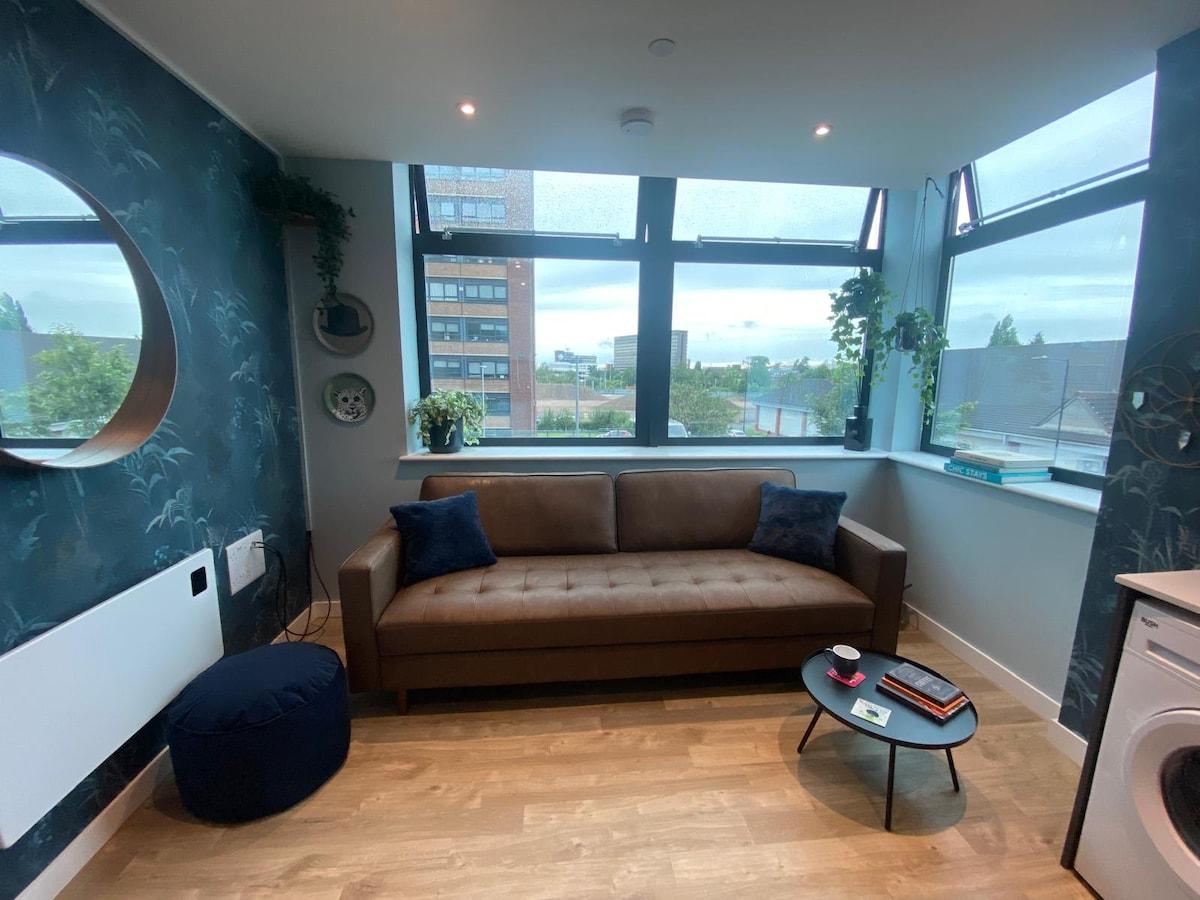 Modern 1BR Apartment near MCR Stadiums4