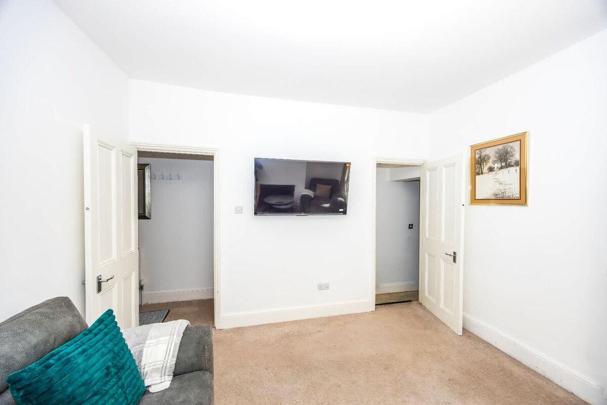 Spacious 3BR House Near Sixfields Duston4