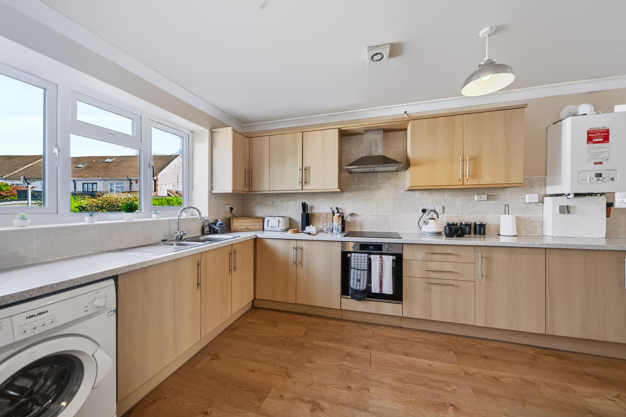5 Bed Coventry House | Sleeps 9 | Parking 4 Cars5