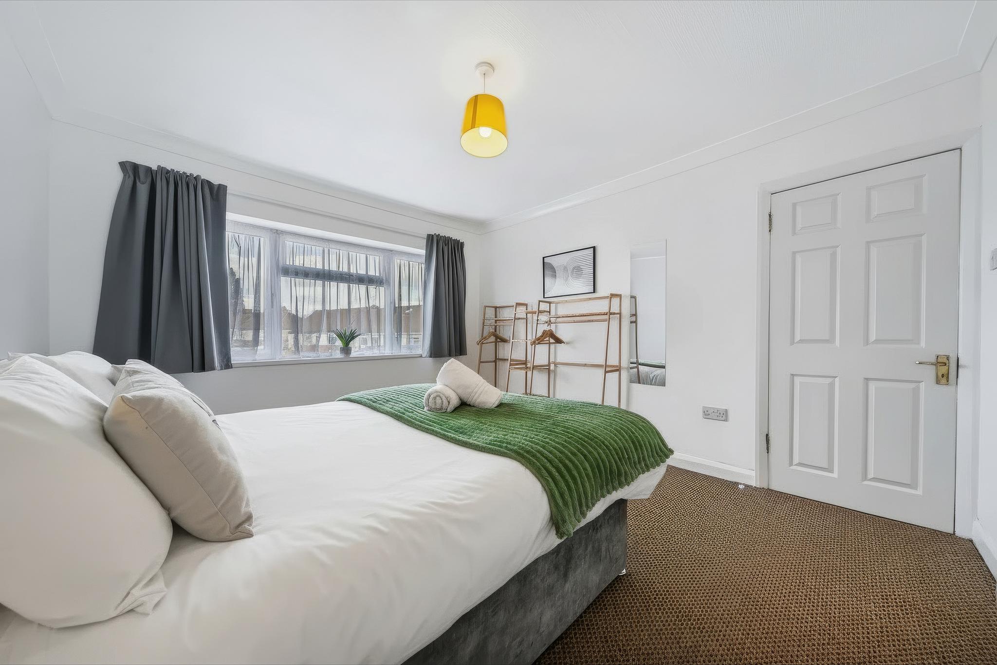5 Bed Coventry House | Sleeps 9 | Parking 4 Cars3