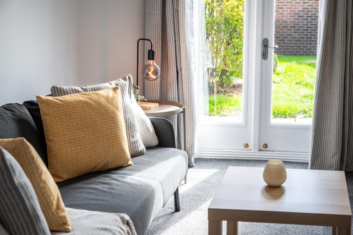 2-Bed Chandler’s Ford Home | Parking & Garden2