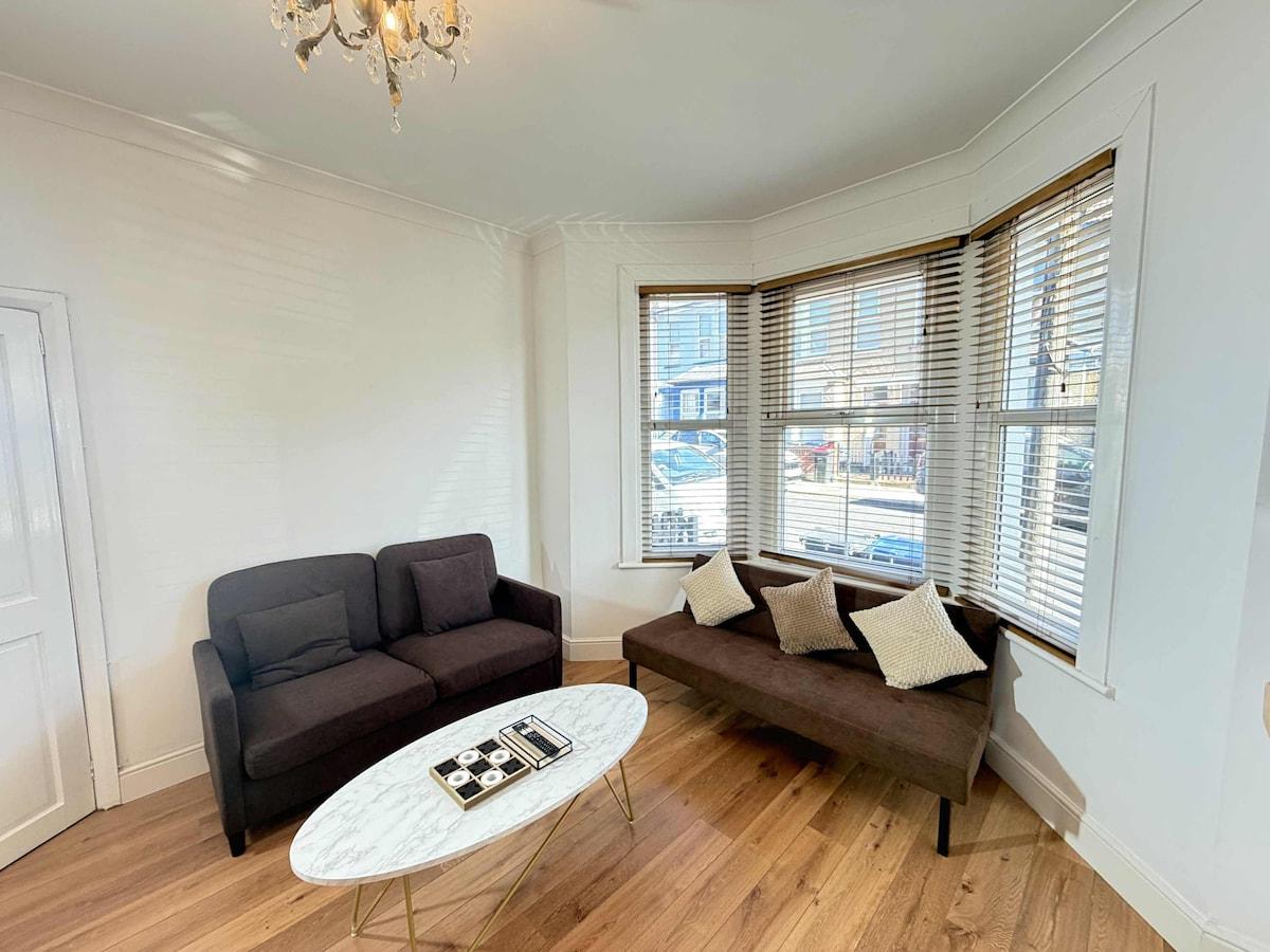 Family & Work Stay | Garden, Parking & Workspace3
