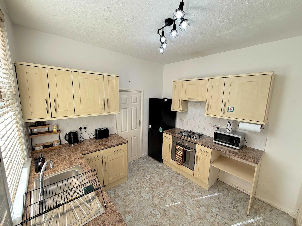 Family & Work Stay | Garden, Parking & Workspace5