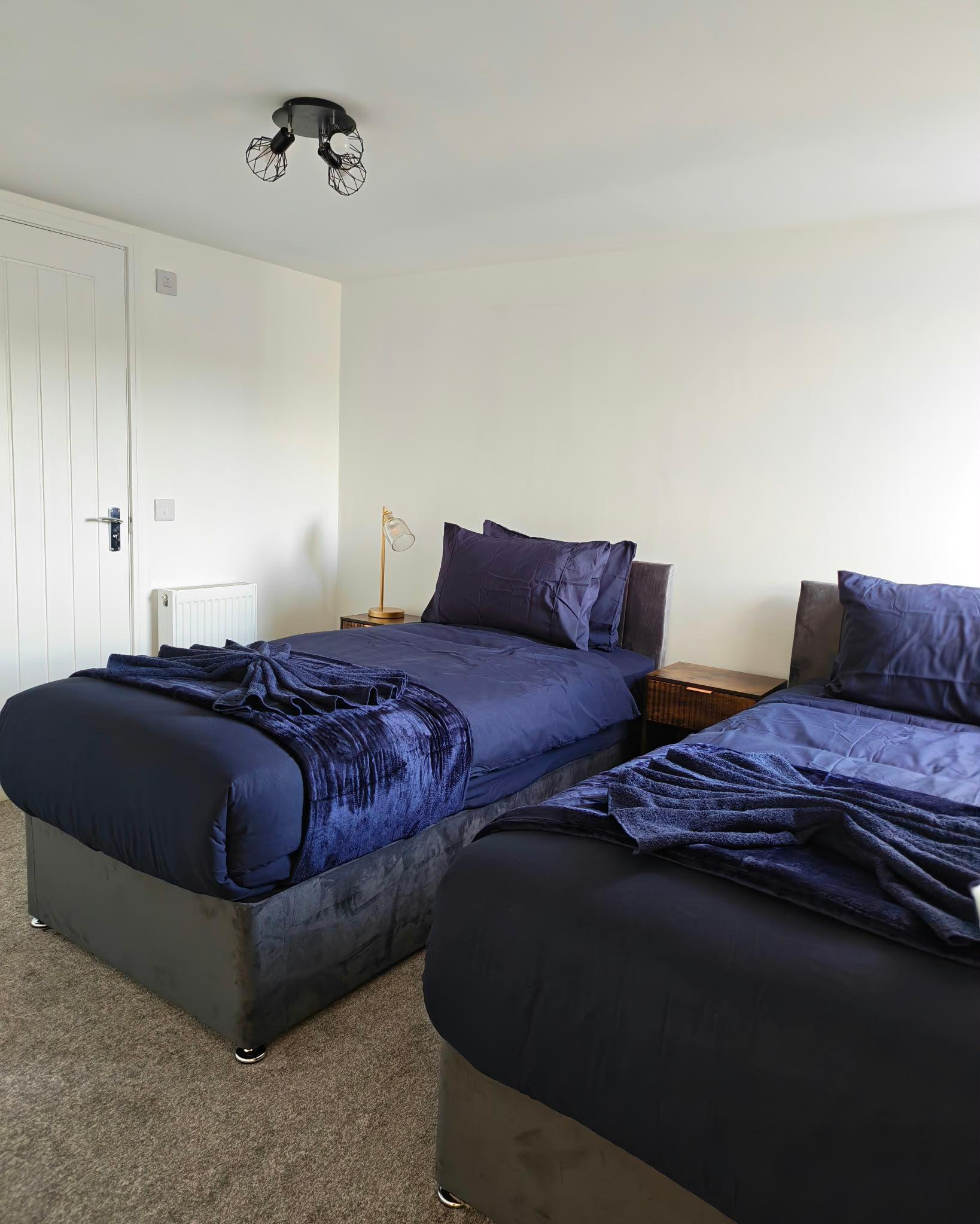 Huge contractor home - entire team 6 bed sleeps 102