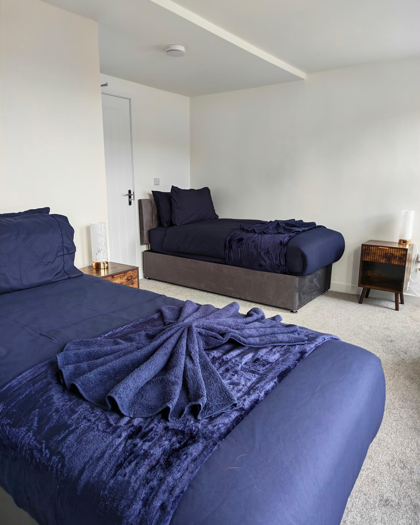 Huge contractor home - entire team 6 bed sleeps 106