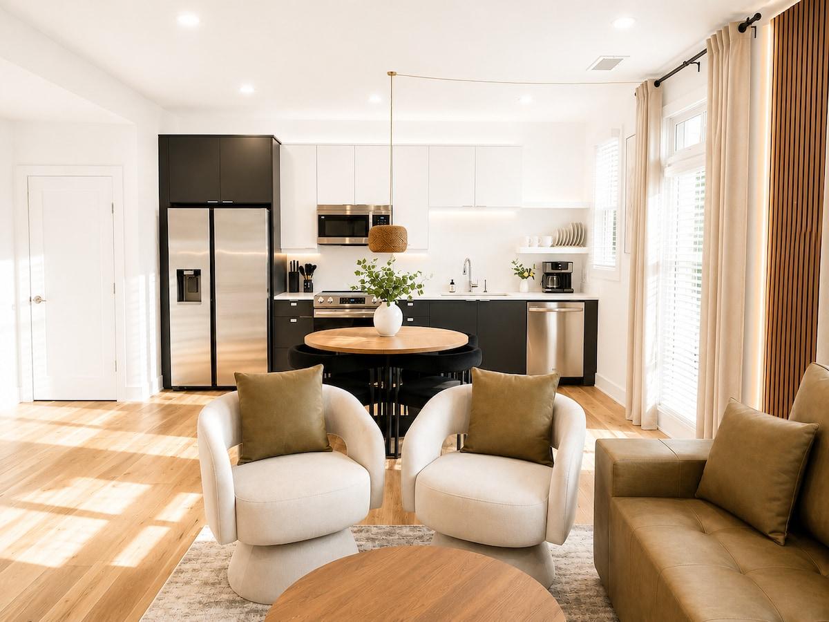 Smoke Free Luxury Staycation | Patio | King Bed3