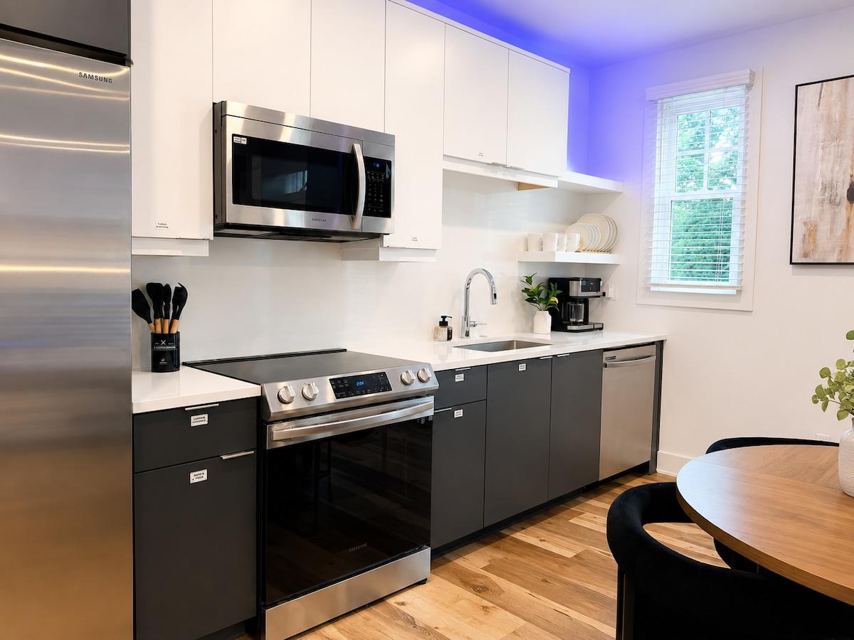 Smoke Free Luxury Staycation | Patio | King Bed4