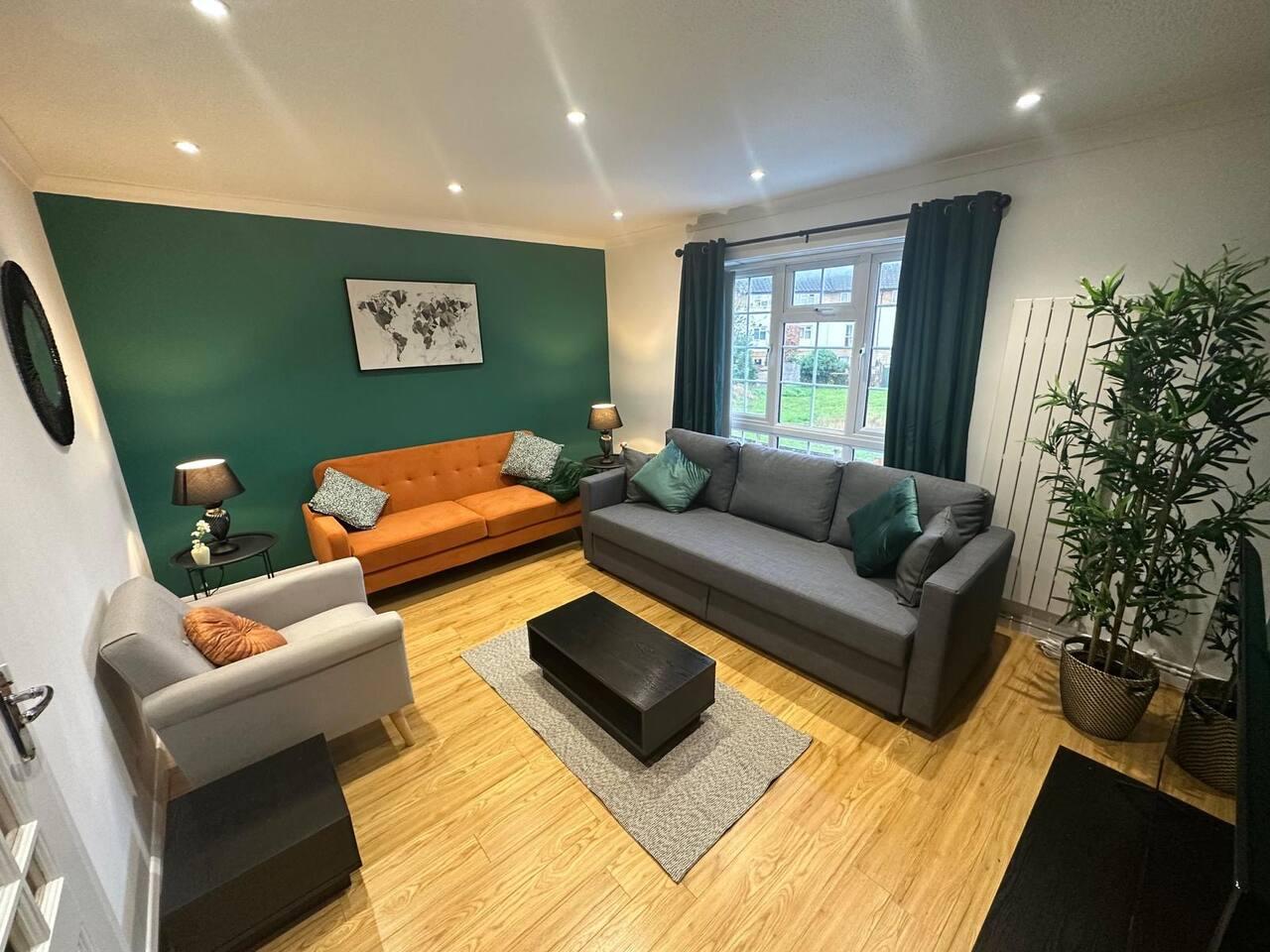 Contractors Townhouse | Sleeps 9 | Free Parking4