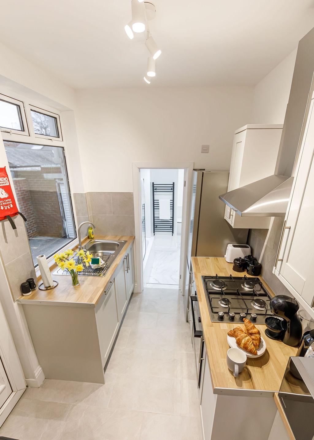 Perfect for Contractors - 4Bed 2Bath - Parking5
