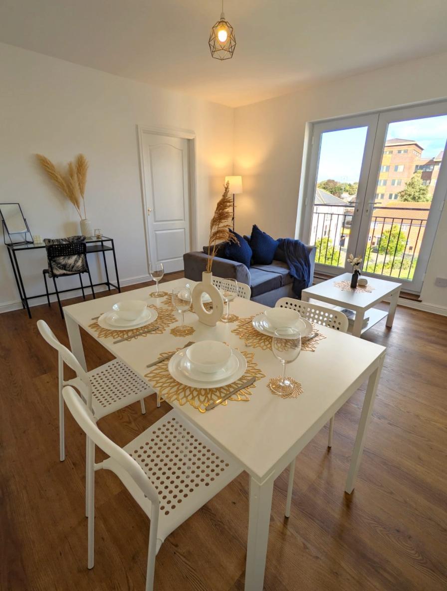 Modern 2‑Bed Ipswich Home | Parking | Sleeps 62