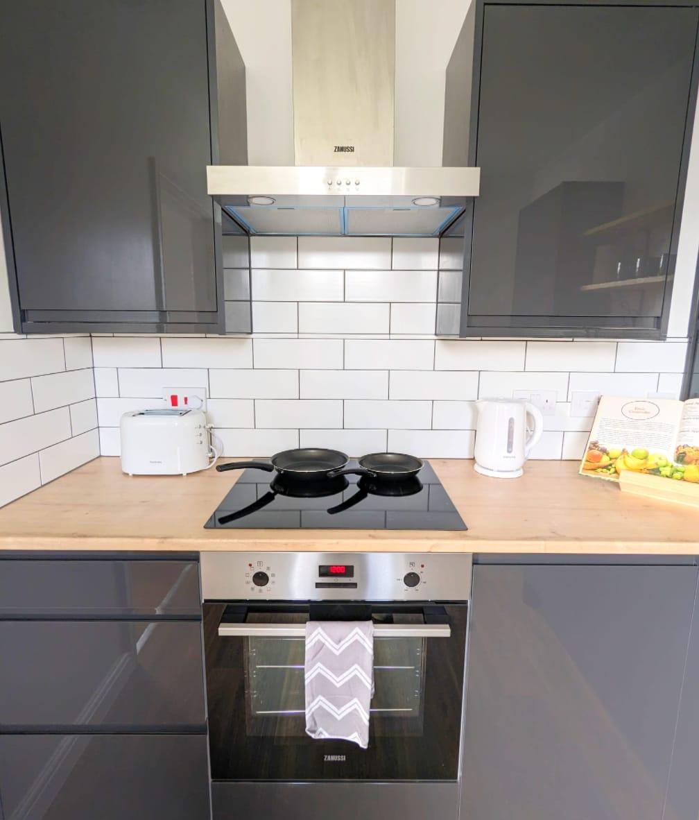 Modern 2‑Bed Ipswich Home | Parking | Sleeps 65