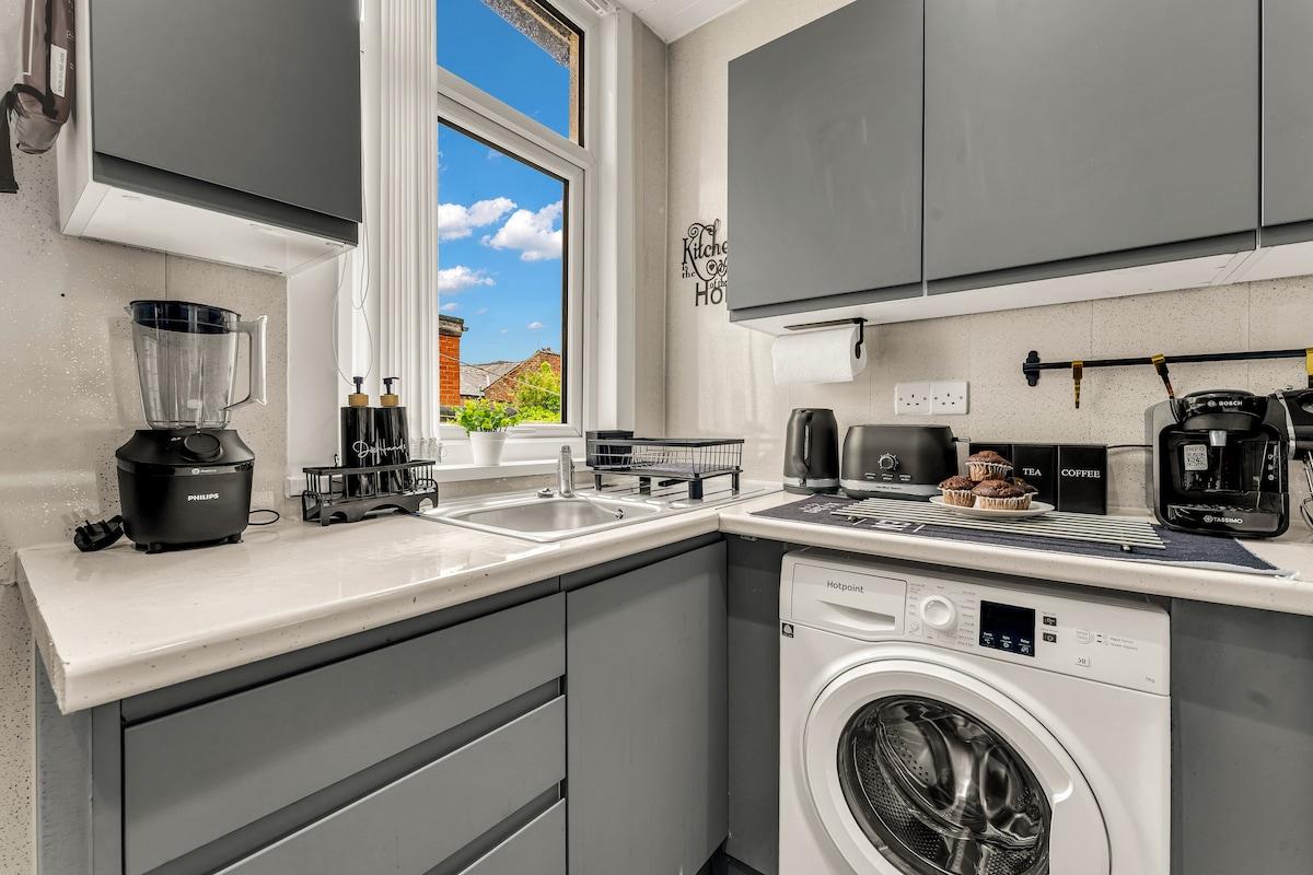 Beautiful 4BD Wigan-Free Parking - Wi‑Fi - Ensuite5