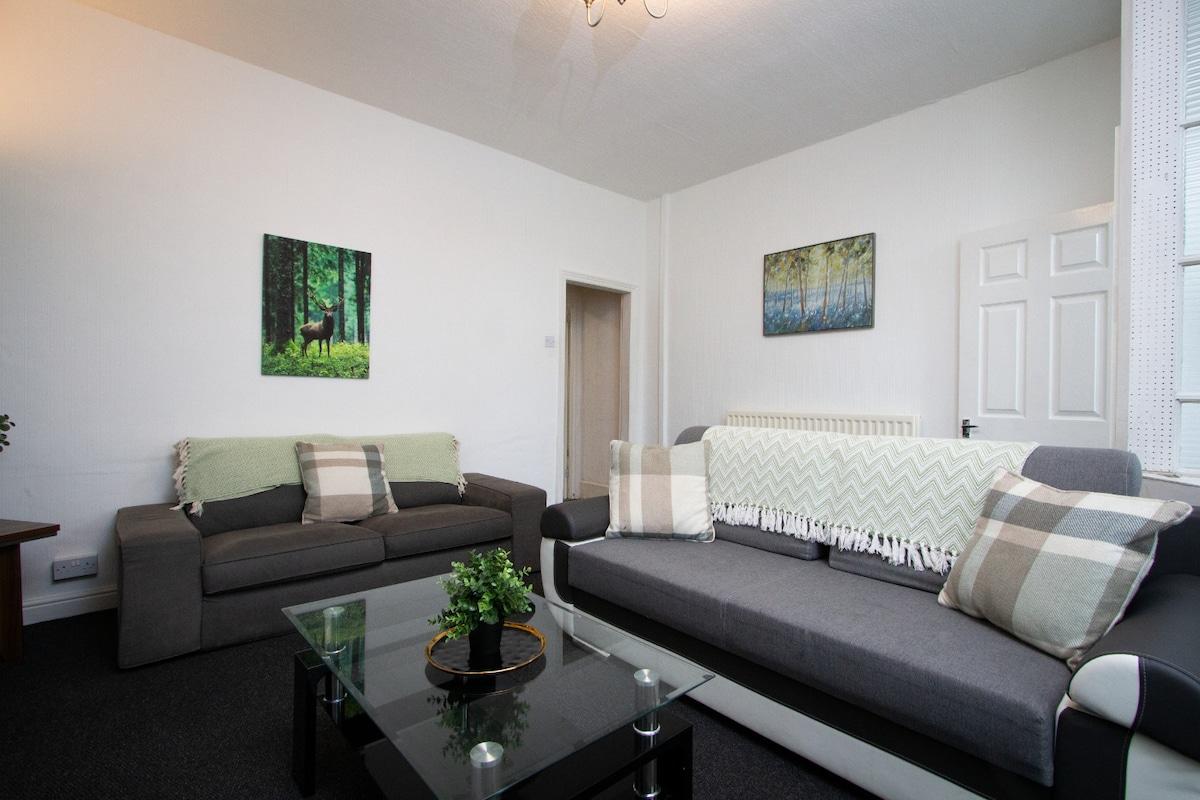 Spacious 2BR in Chadderton Near Manchester3