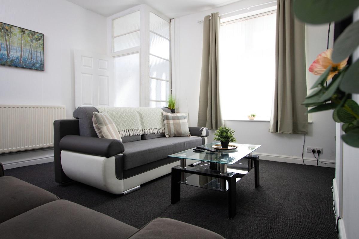 Spacious 2BR in Chadderton Near Manchester4